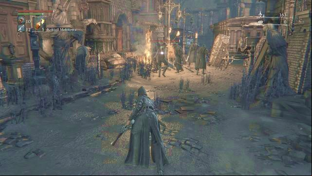 An accurate throw with a Molotov cocktail will allow you to eliminate even an entire group of enemies at once. - Central Yharnam | Walkthrough - Walkthrough - Bloodborne Game Guide & Walkthrough