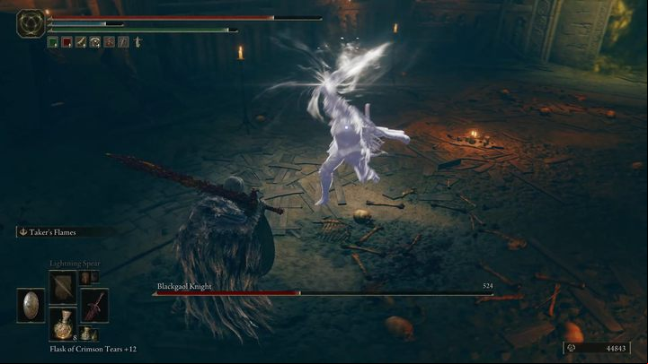 The boss's most dangerous attack is a short combo, which he can only use when holding the sword with both hands - Shadow of the Erdtree: How to defeat the Blackgaol Knight boss? - Side bosses - Elden Ring Guide