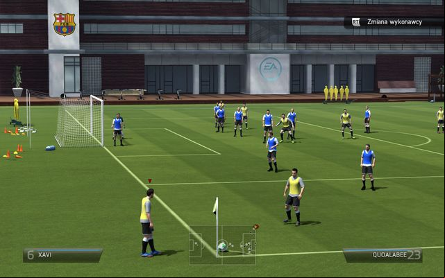In order to change the corner executioner, press R2 (RT, Shift) and choose a different player from the list - Corners - Set pieces - FIFA 14 - Game Guide and Walkthrough