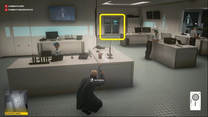 Hide behind the desk of one of the guards - Hitman 3: Imogen Royce - how to kill her? Chongqing, China, walkthrough guide - End Of An Era - Chongqing - Hitman 3 Guide