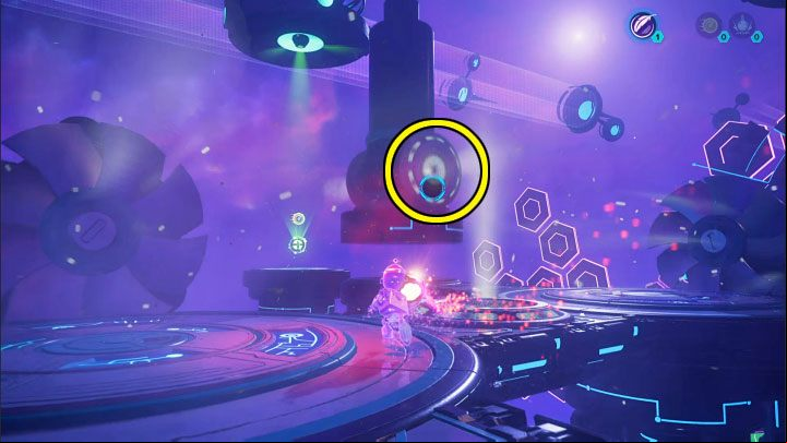 With the lift sphere, head to the opposite end of the area and throw it into the slot of the working machine from the picture to make it stay in the top position and stop crushing the path - Ratchet & Clank Rift Apart: Repairing the anomaly and getting to the drill - walkthrough - Blizar Prime - Ratchet & Clank Rift Apart Guide