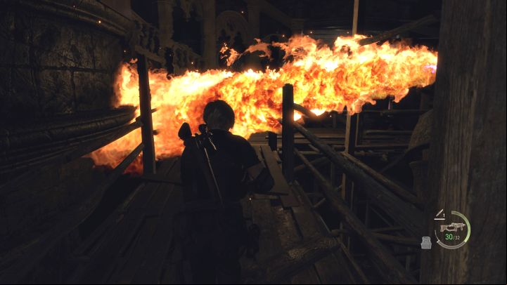 The plan of action is to run behind the flames of the rotating statue - Resident Evil 4 Remake: How to avoid traps in the Clock Tower? - Campaign - Resident Evil 4 Remake Guide
