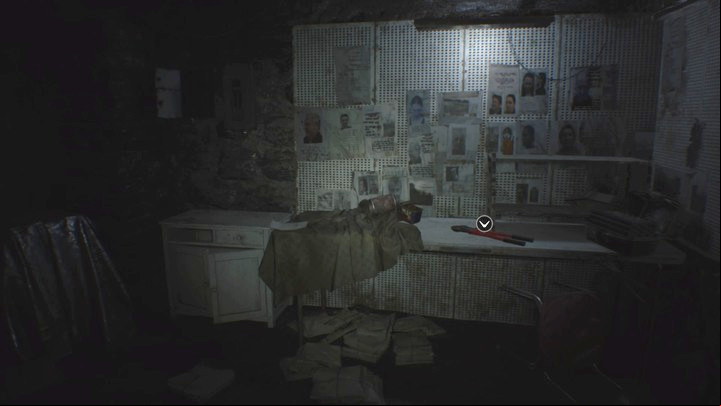The bolt cutters can be used to cut the chain blocking the door - Resident Evil 7: Guest House walktrough - Resident Evil VII Walkthrough - Resident Evil 7 Guide, Walkthrough